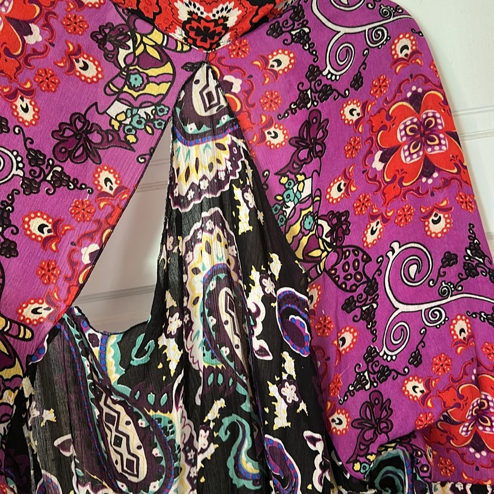 Free People - Bohemian Floral Kimono Wrap

Like new 
Gorgeous
OS - Picture 3 of 5